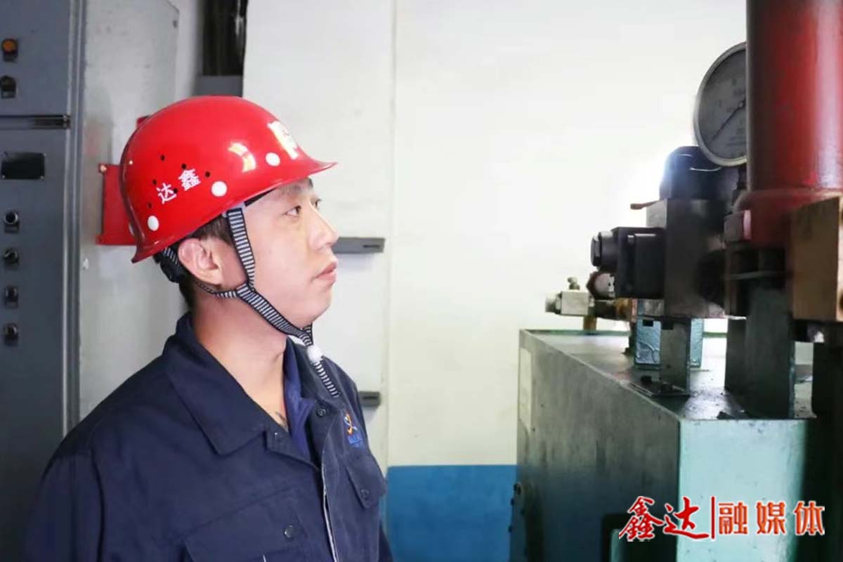 鑫達故事丨沈征：胸藏浩氣馭風勢，汗浸青衫鑄鐵魂！